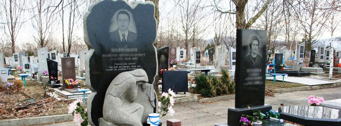 Памятники на кладбище
