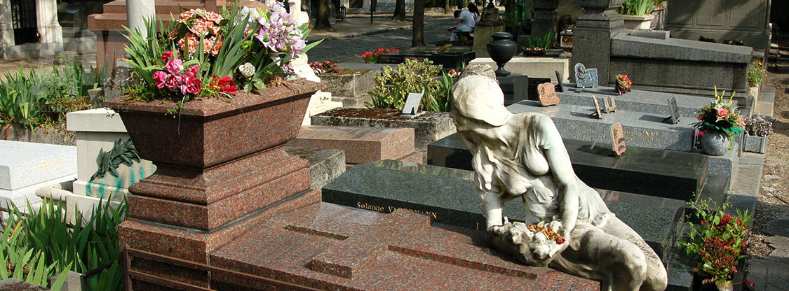 памятник со скульптурой