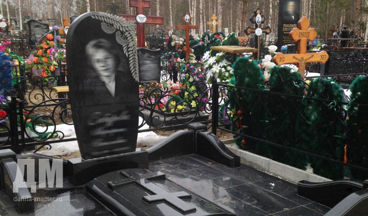Памятник женщине