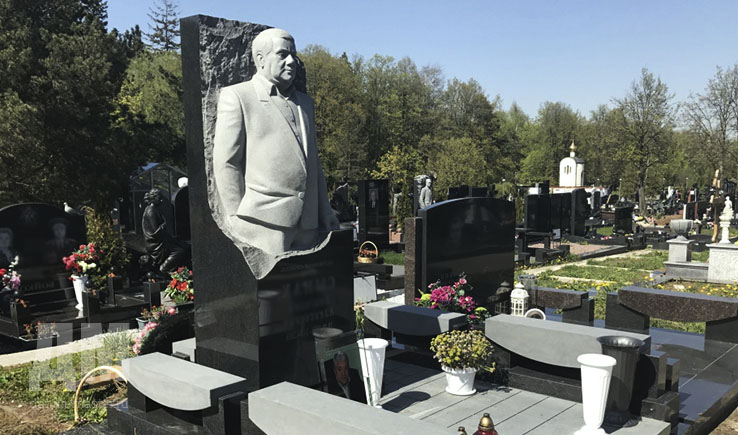 памятник со скульптурой