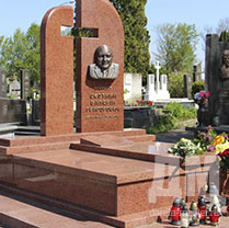 красный памятник