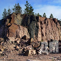 красный памятник