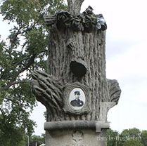 памятники в виде дерева