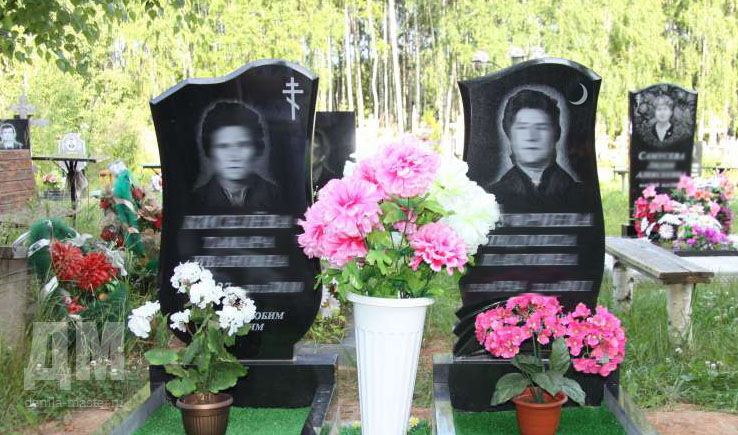 два памятника