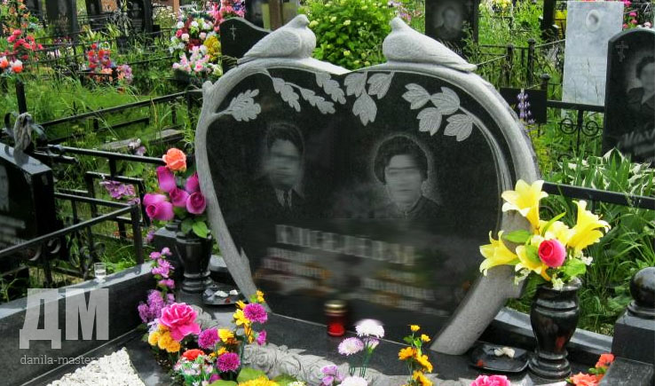 памятник с голубями