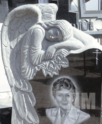 памятник с ангелом