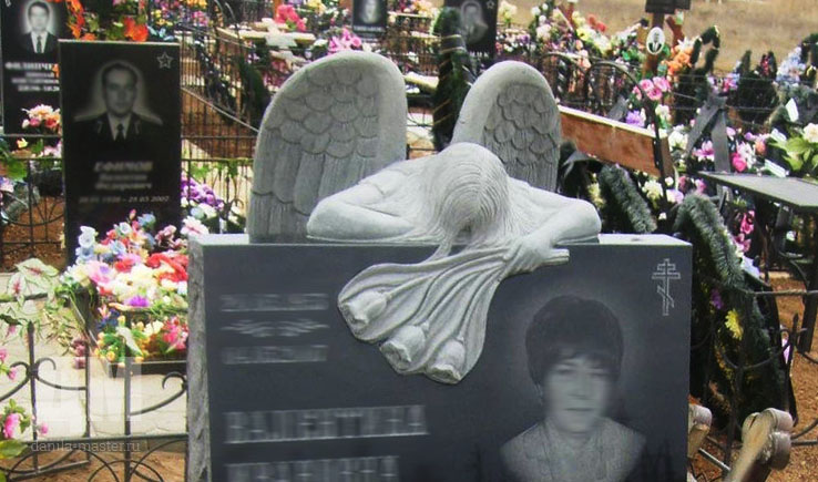 Памятник с ангелом