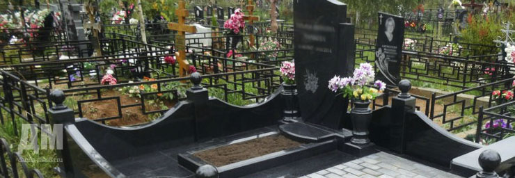 памятник с плитой