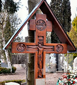 Дубовые могильные кресты
