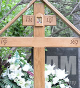 Дубовые могильные кресты