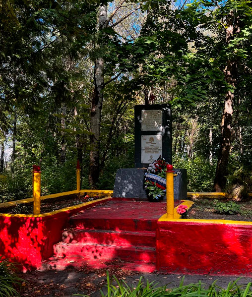 Фото памятников на кладбище
