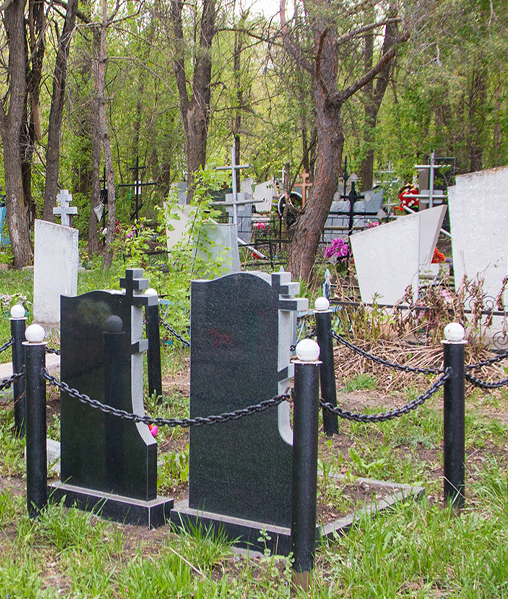 Фото памятников на кладбище