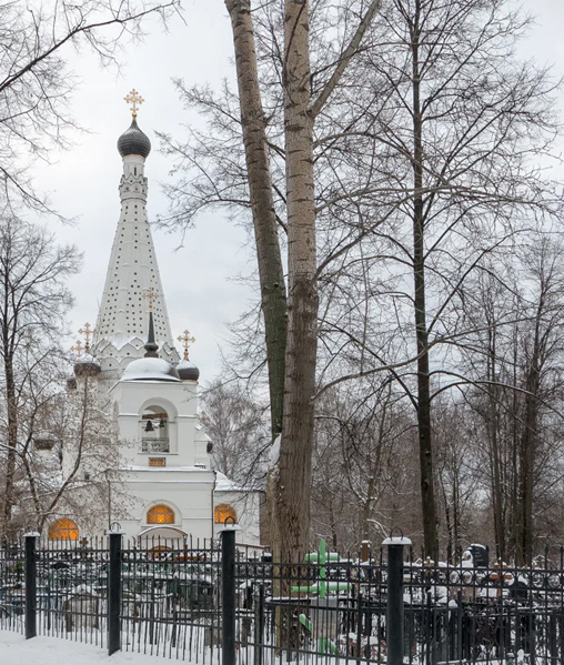 Памятники на кладбище