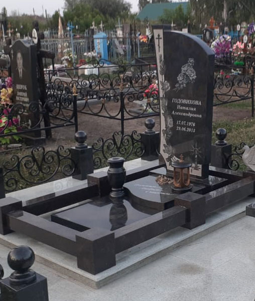 Памятники на кладбище