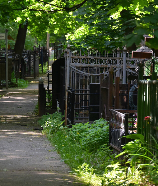 Фото памятников на кладбище