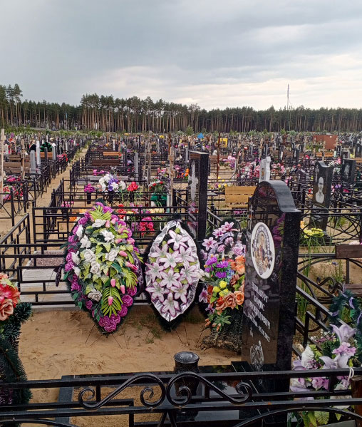 Памятники на кладбище