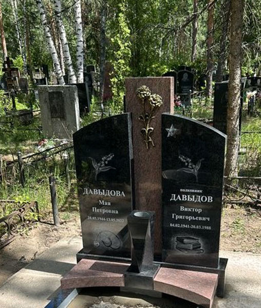 Памятники на кладбище