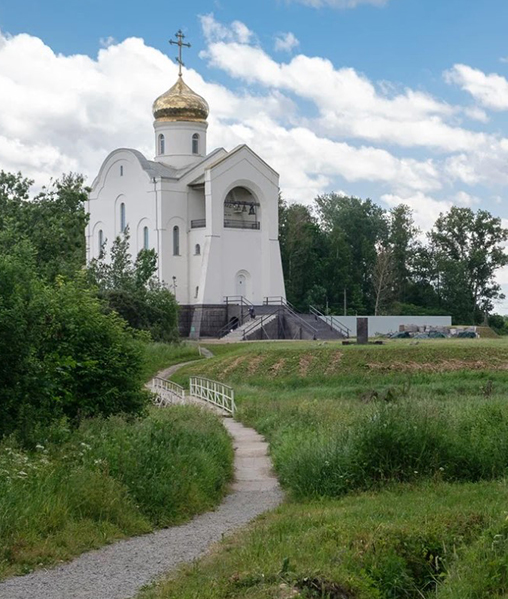 Церковь на кладбище