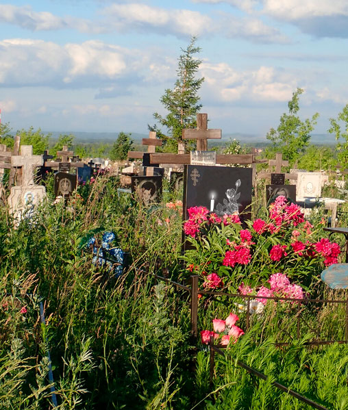 Фото памятников на кладбище