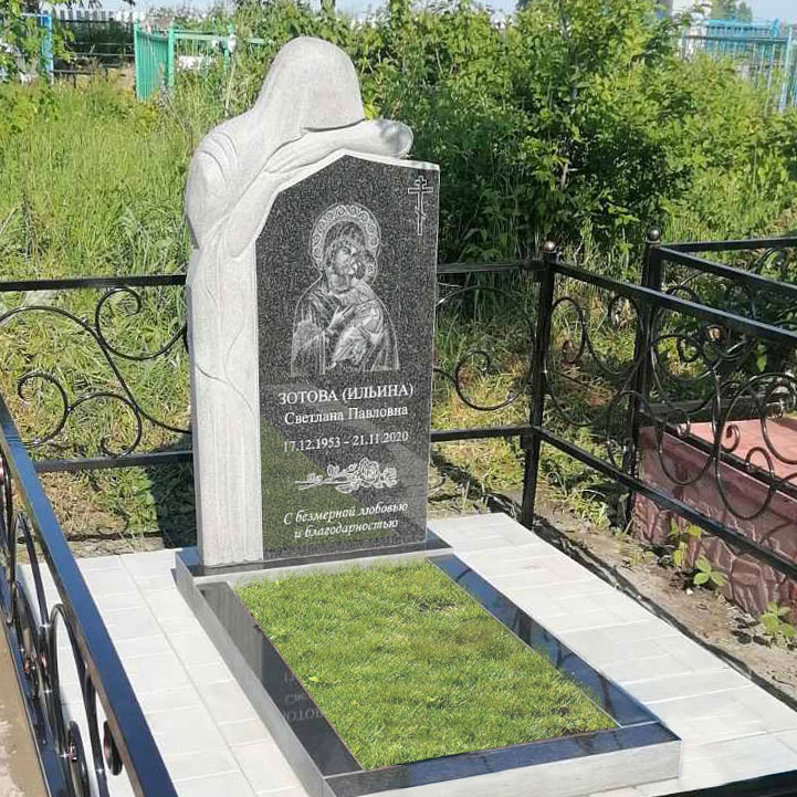 Памятник со скульптурой