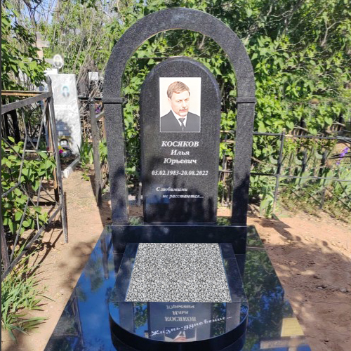 Вертикальный памятник арка мужчине