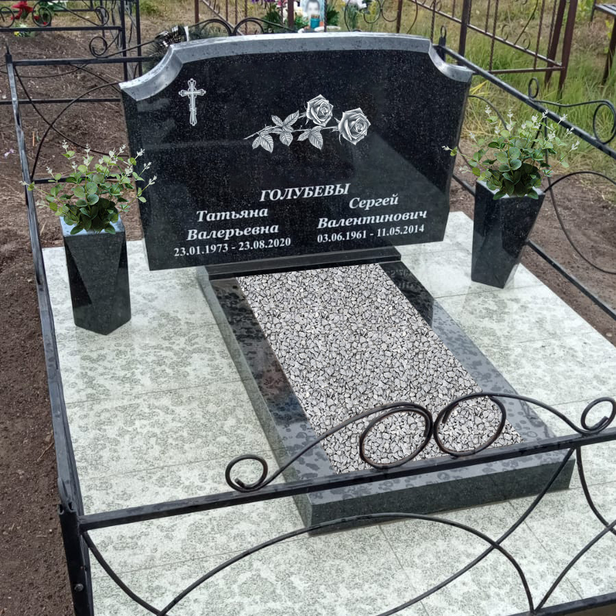Горизонтальный памятник на могилу для семейного захоронения из черного гранита Горизонтальный памятник