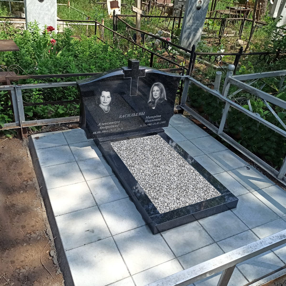 Горизонтальный памятник с крестом семейный