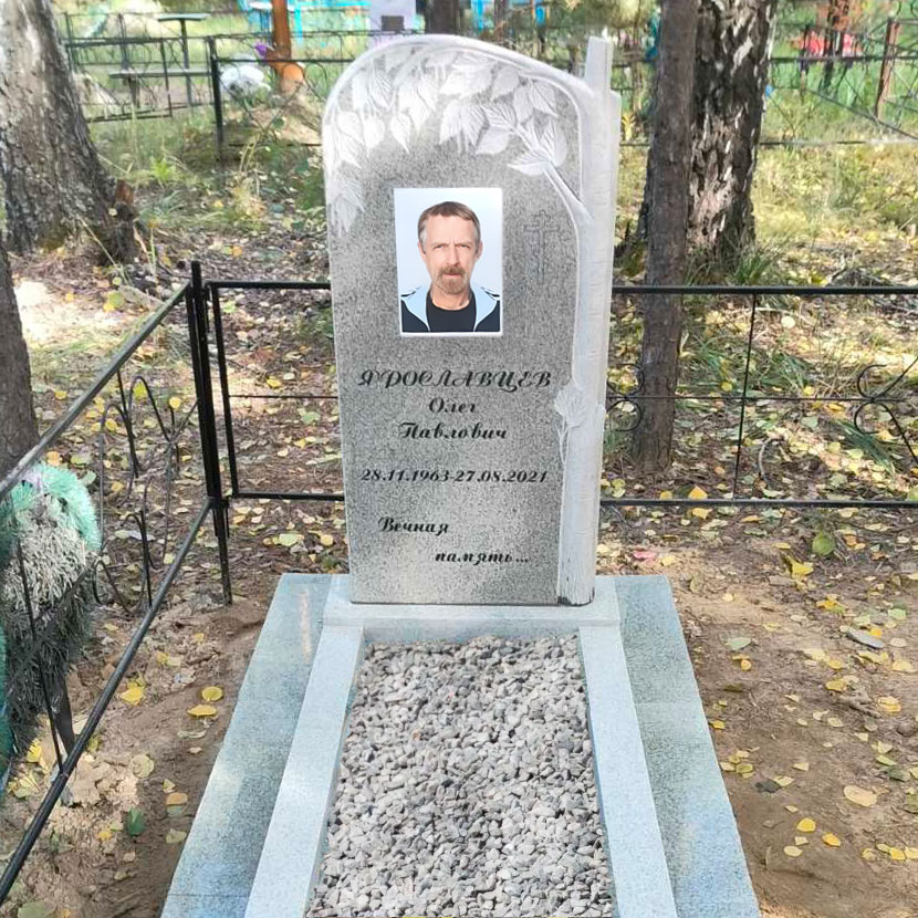 Вертикальный памятник из мансуровского гранита с березой