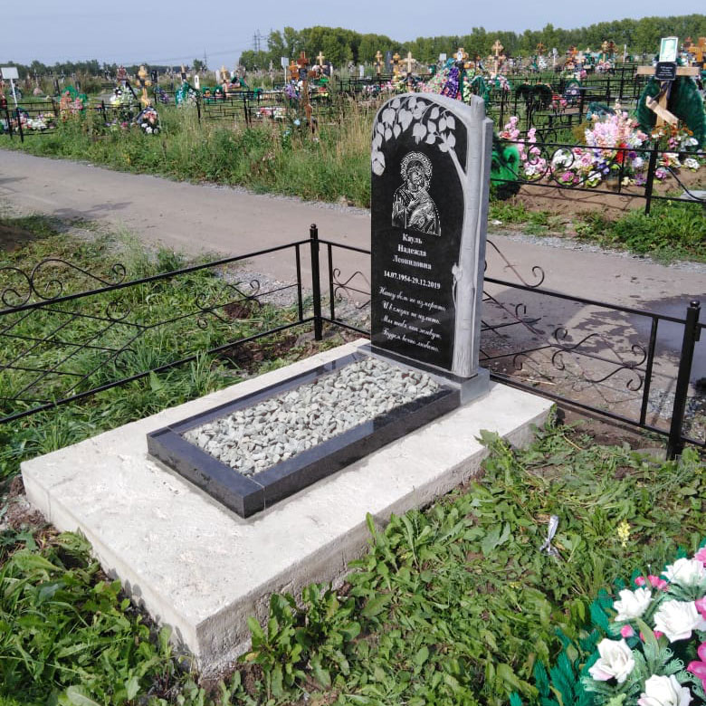 Памятник из карельского гранита