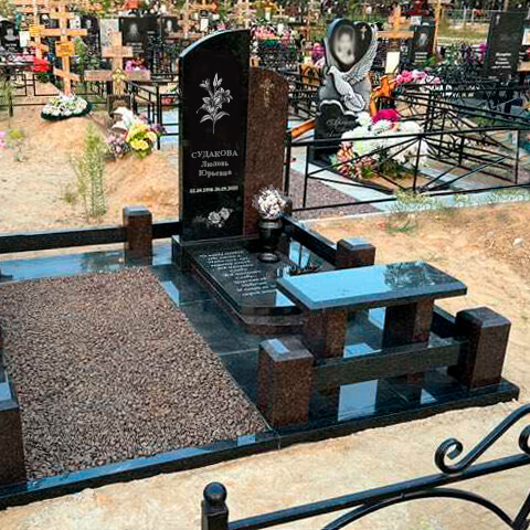 Гранитное благоустройство могилы