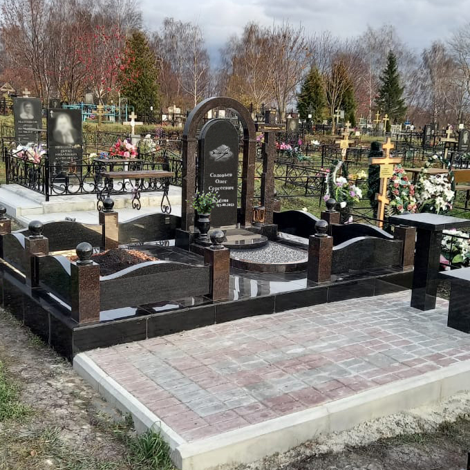 Мемориальный комплекс с оградой