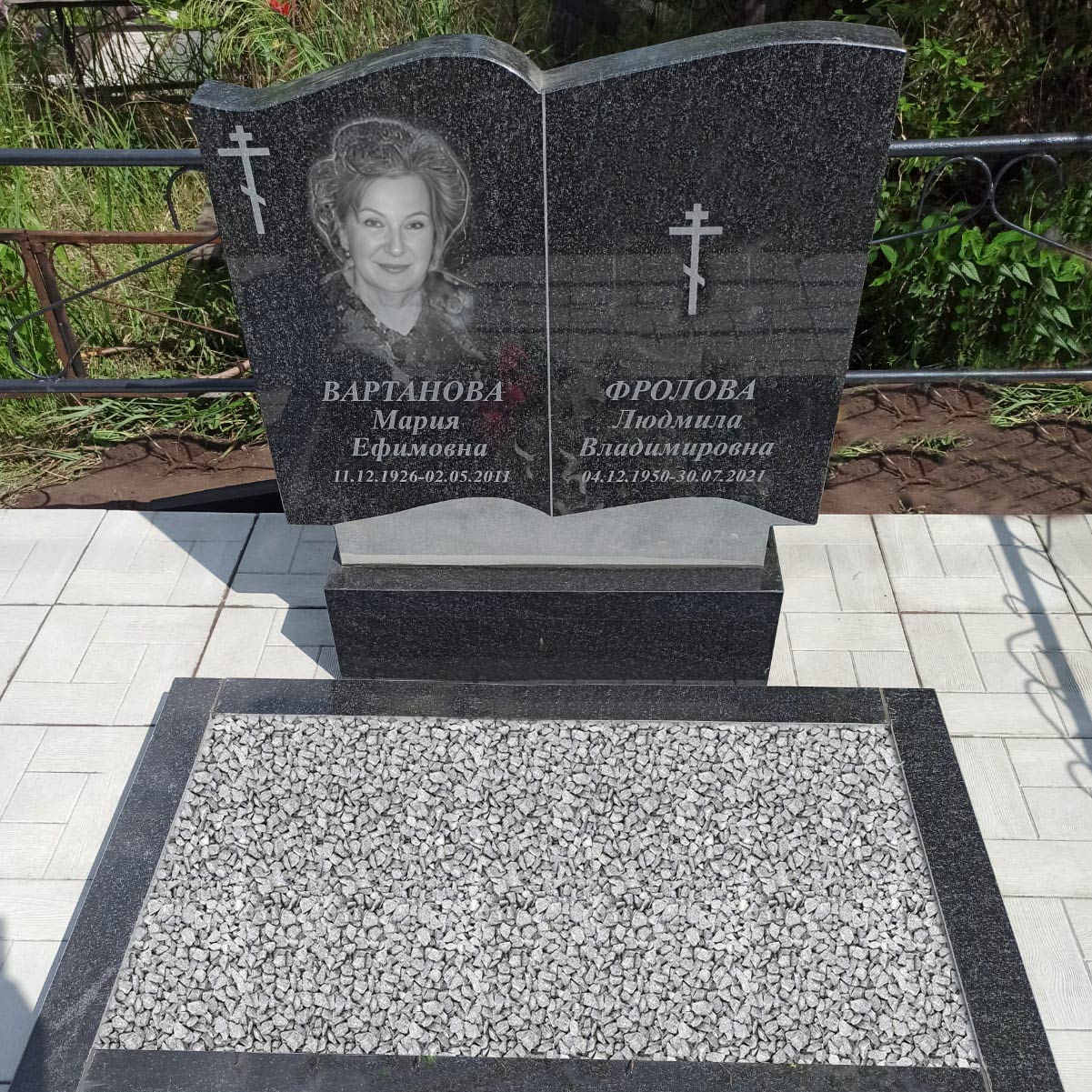 Памятник для двоих в форме книги