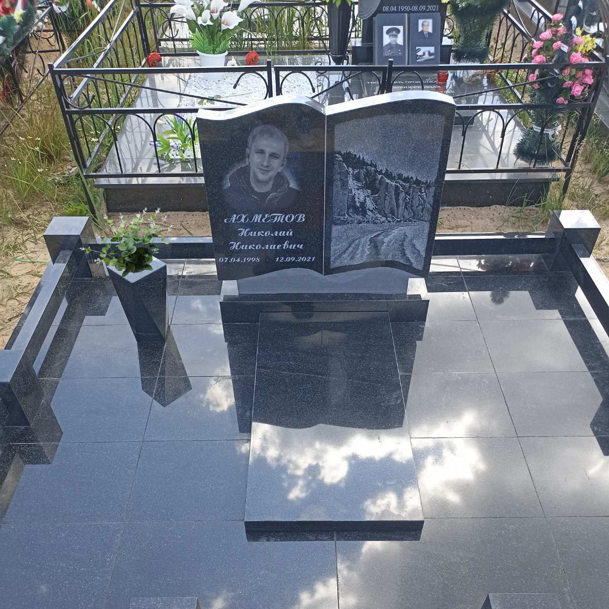 Памятник мужчине в форме книги