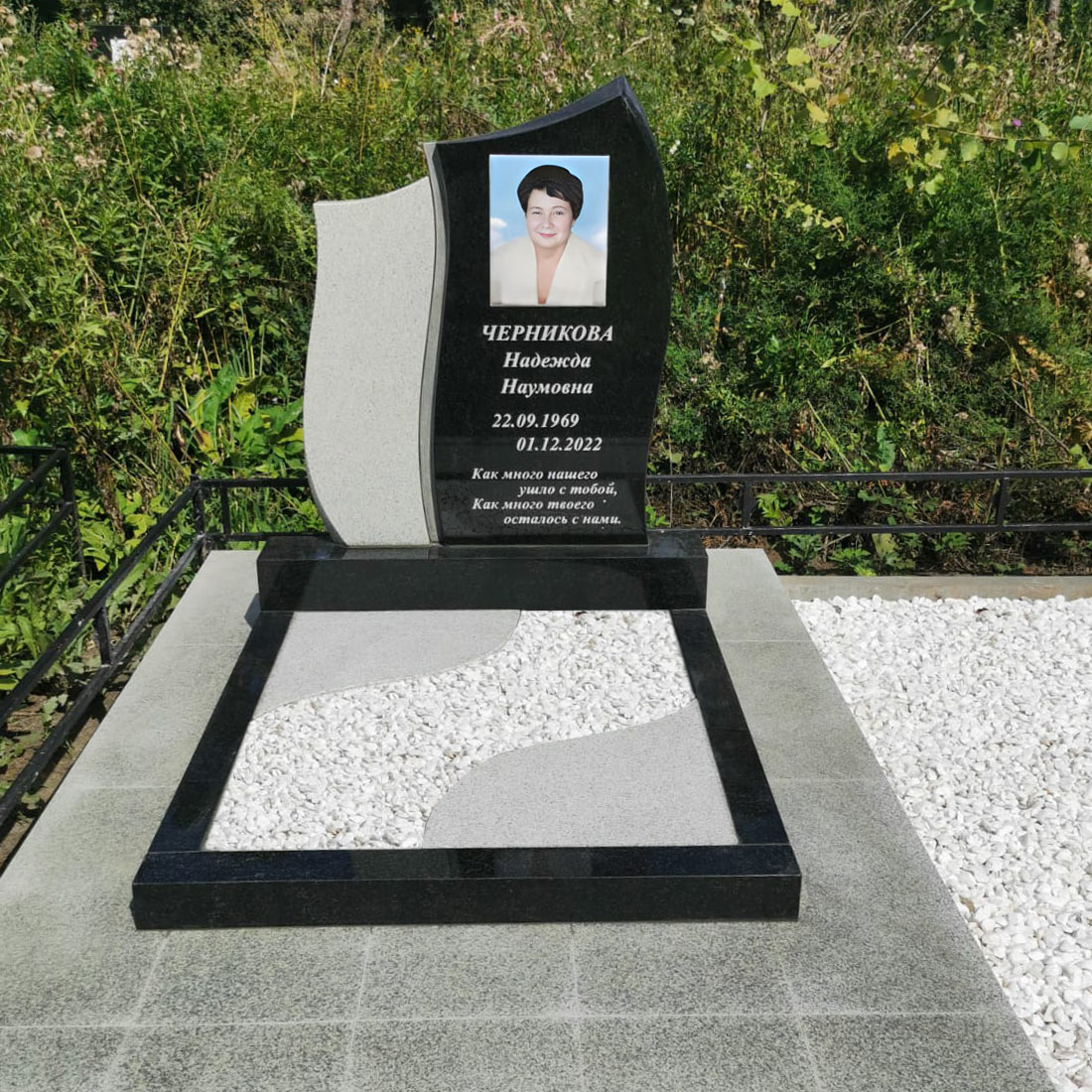 Памятник из двух видов гранита