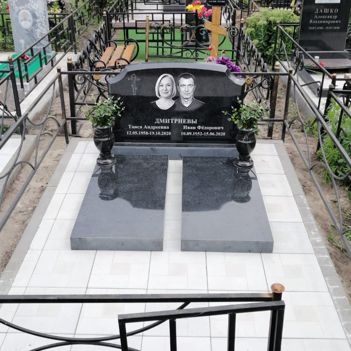 Семейный памятник с двумя плитами