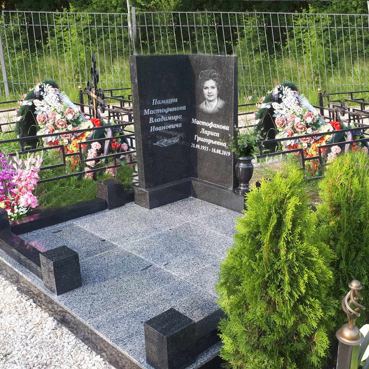 Памятник женщине с благоустройством