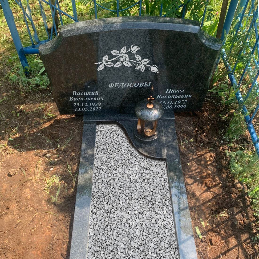 Двойной памятник с цветами