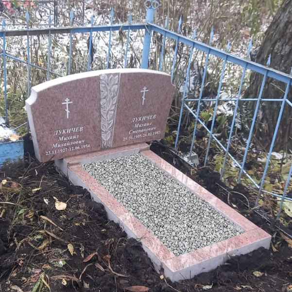 Памятник из розового гранита для двоих