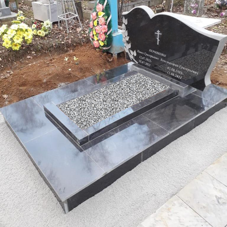 Семейный памятник в виде книги