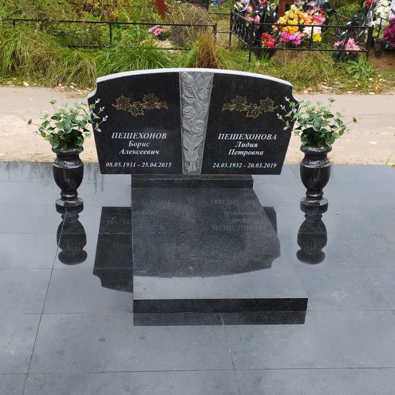 Двойной резной памятник в виде книги