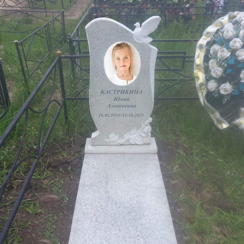 Памятник для девочки из серого гранита