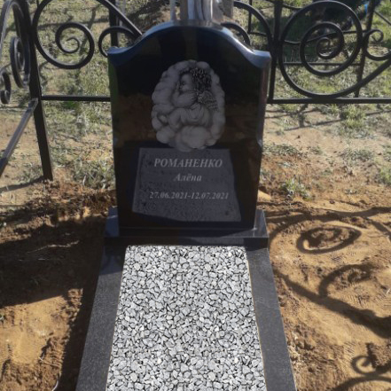 Памятник из гранита с ангелом
