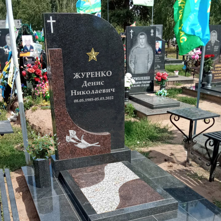 Вертикальный комбинированный памятник с волной сверху и с фигурными плитами в цветнике Вертикальный комбинированный памятник с волной