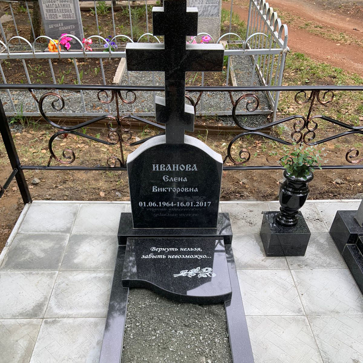 Памятник на могилу в форме креста из черного гранита Памятник из гранита