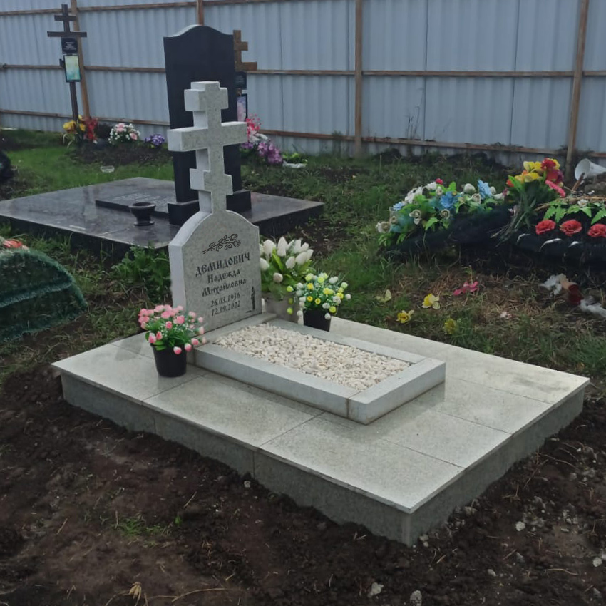 Крест и благоустройство из мансуровского гранита