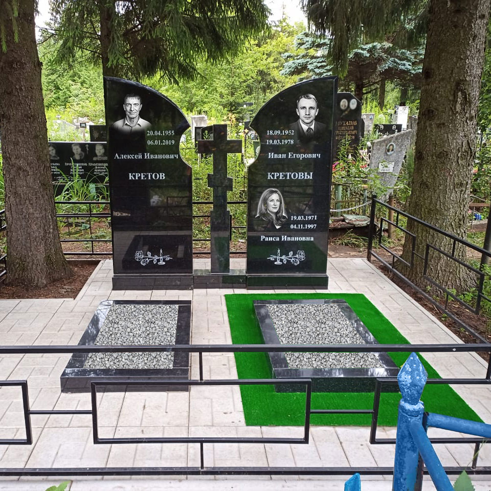 Семейный памятник из двух стел