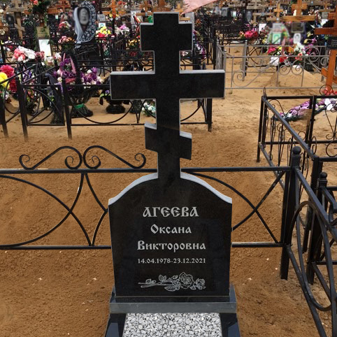 Дорогой фигурный памятник с крестом