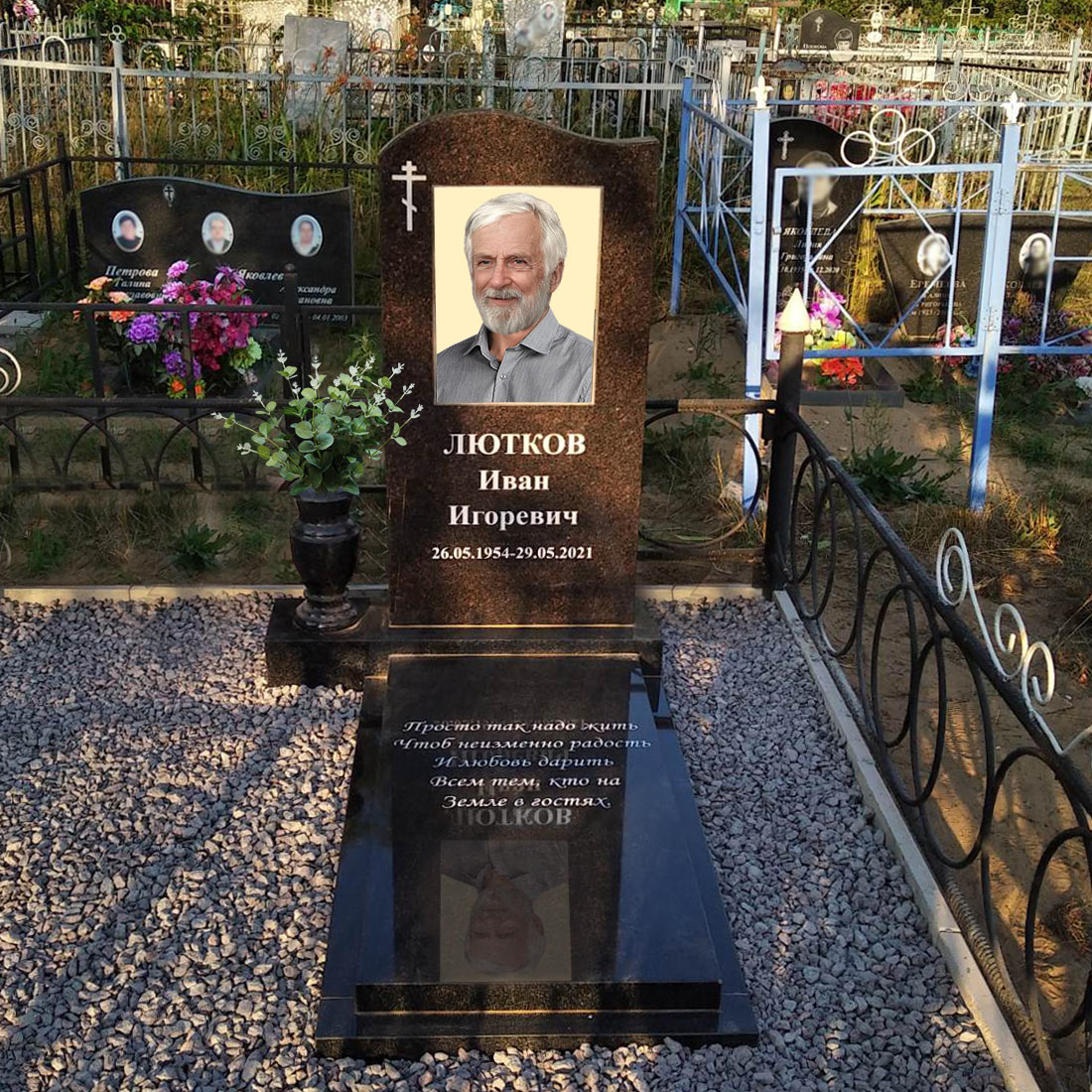 Фигурный памятник из коричневого гранита