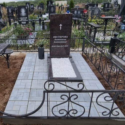 Вертикальный памятник для женщины прямоугольной формы