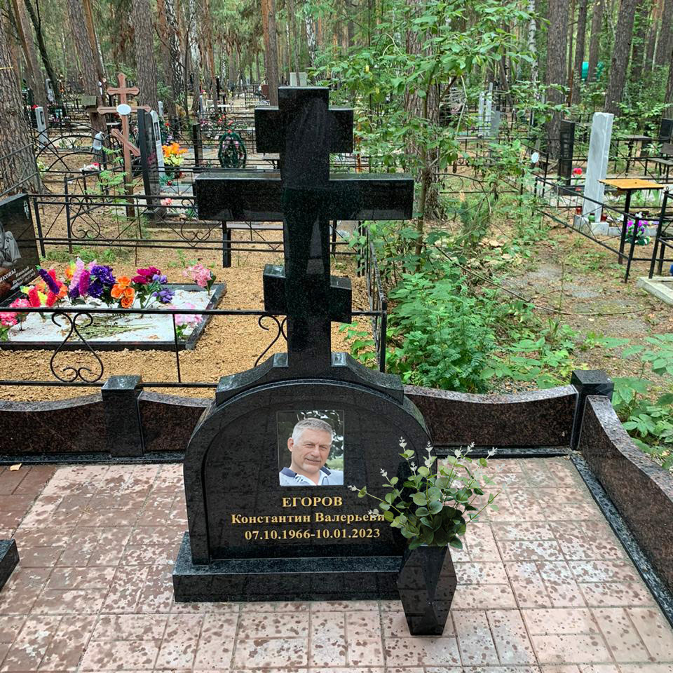 Памятник из черного гранита